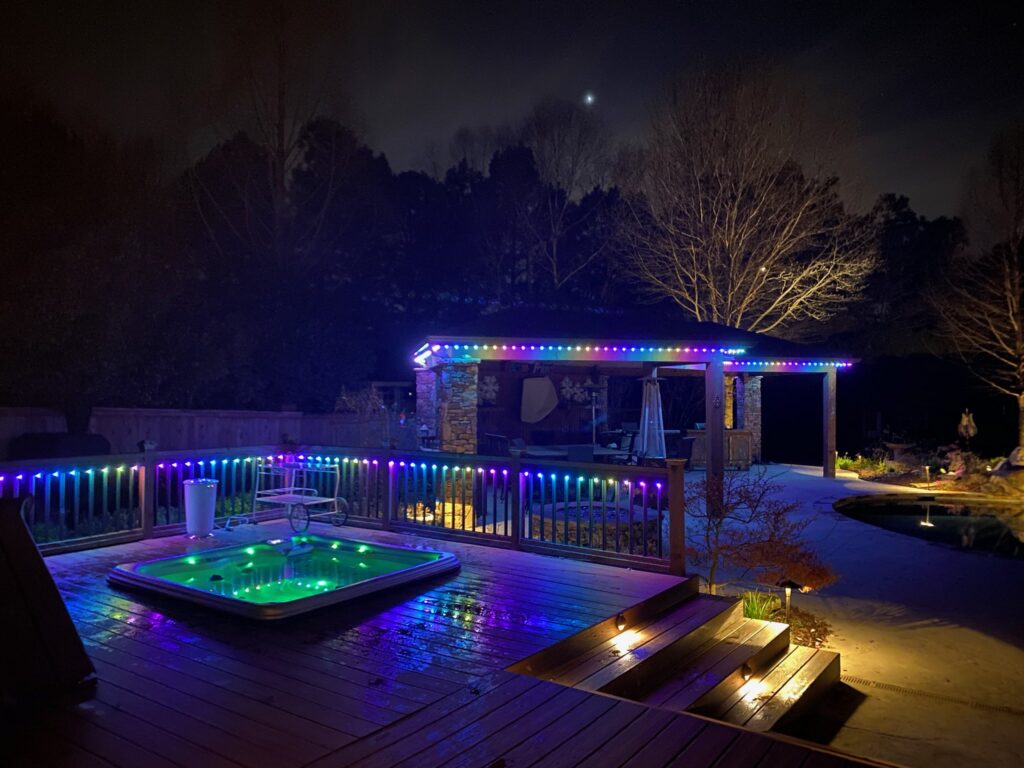 Hot tub in deck with lighting